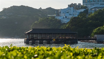 赤柱的卜公码头原是中环的渡轮码头。其后，码头的上盖曾一度转移至九龙摩士公园。最后在2006年重置于赤柱卜公码头。自从2007年7月启用后，该码头都有提供前往蒲台岛的街渡服务。